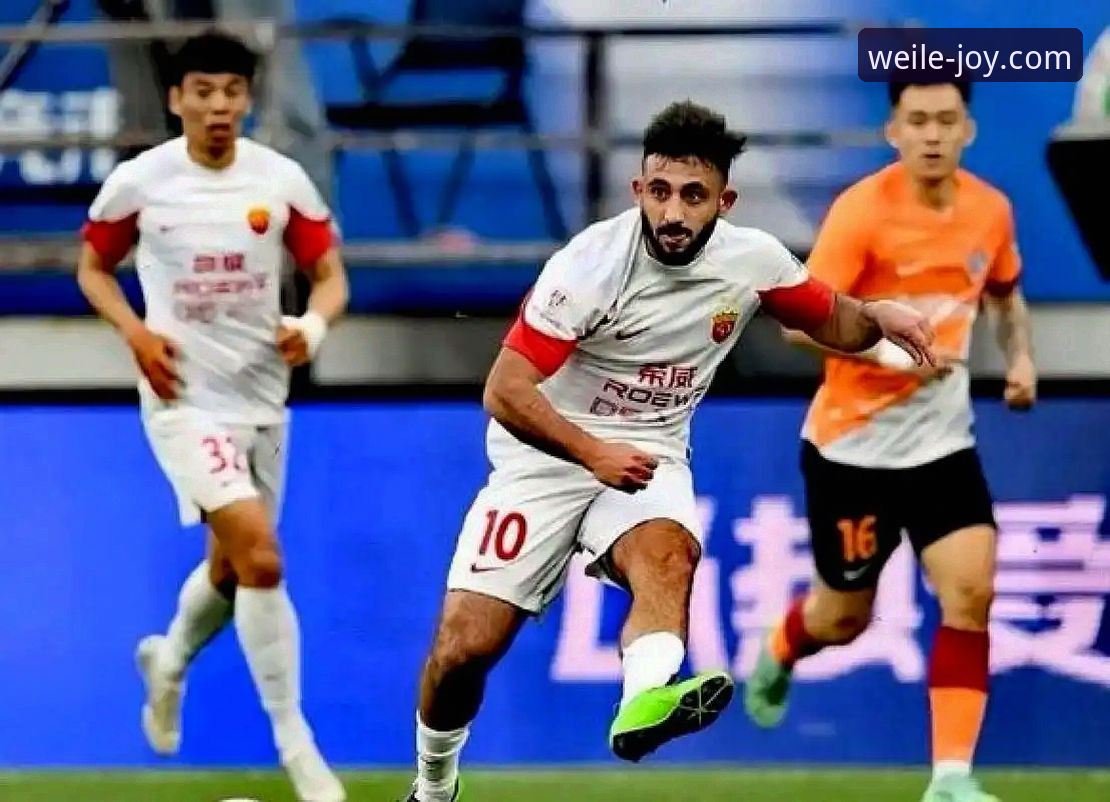 青岛海牛3-1力克上海海港：一场逆转红牌与历史破冰的技术复盘